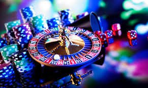 Suasana kasino online Zolo88 dengan meja permainan baccarat dan dealer langsung profesional