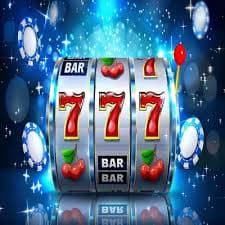 Permainan blackjack kasino Zolo88 dengan dealer live kartu as dan kartu king di meja hijau