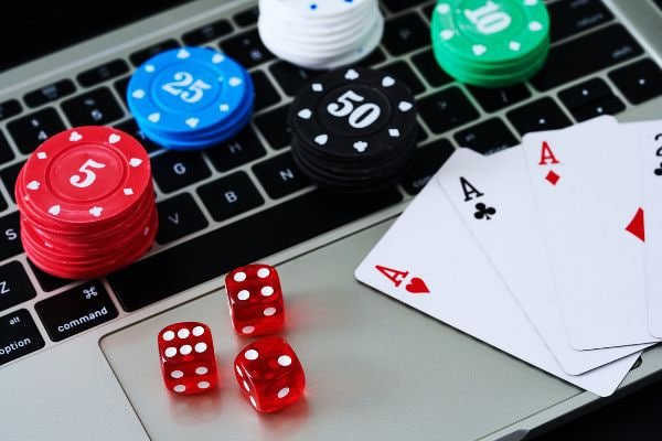 Permainan baccarat live kasino Zolo88 dengan dealer cantik profesional meja taruhan tinggi
